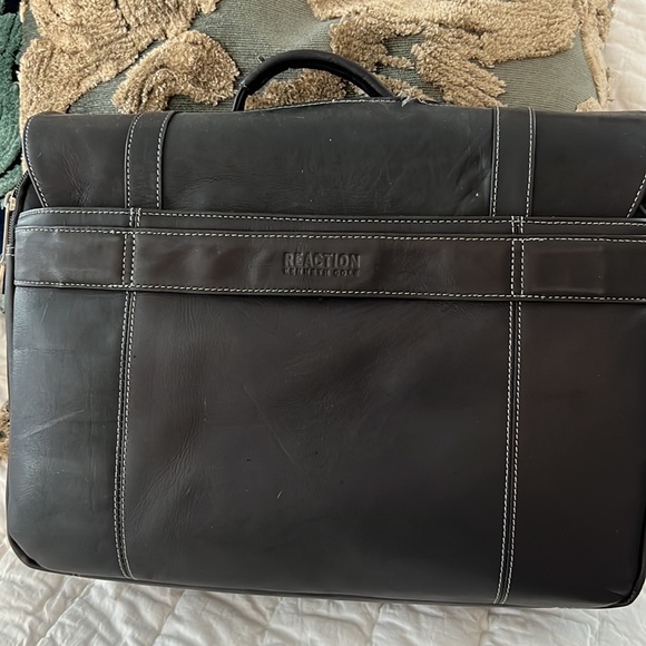 Kenneth Cole Reaction leather laptop bag - Picture 3 of 11